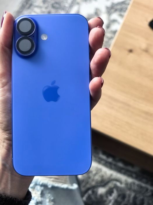 Продавам iPhone 16