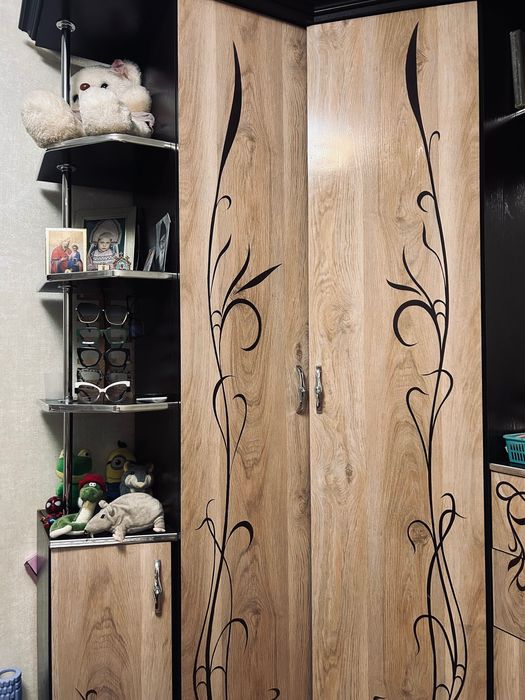 Угловой шкаф для спальни