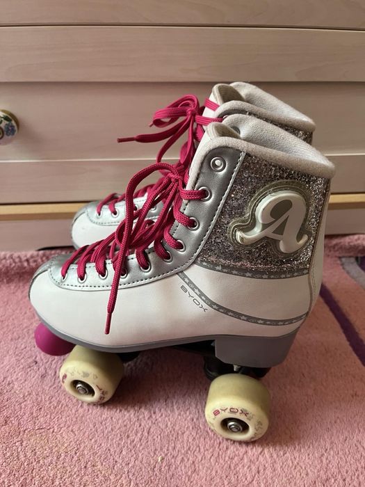 Светещи ролкови кънки BYOX и чанта за тях на Soy Luna