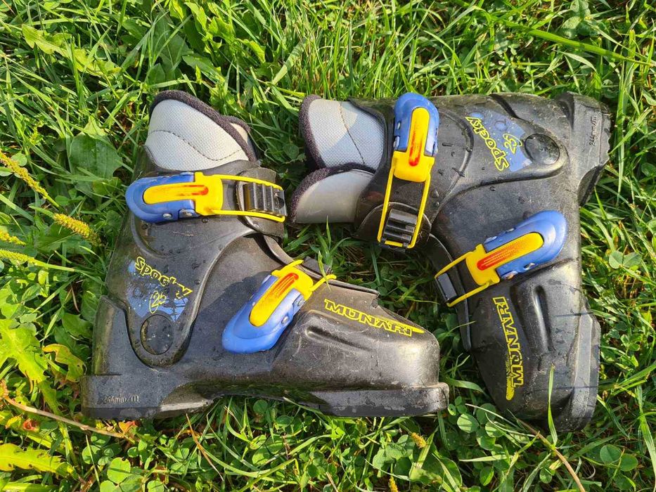 Детски ски обувки и щеки