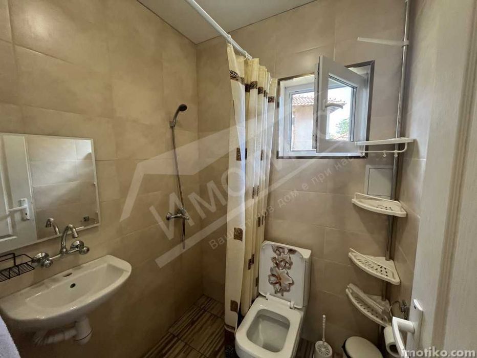 Къща с двор в с. Буново