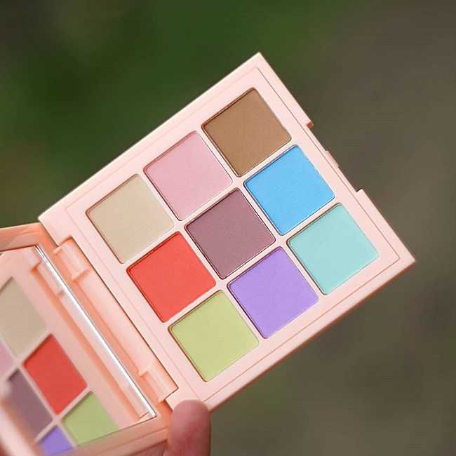 Cosmetice noi se vând la lot