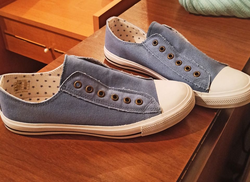 Продам женские кеды