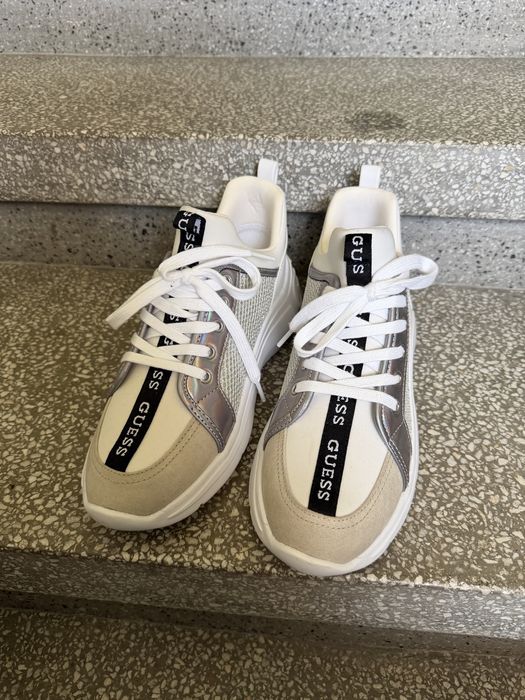 Маратонки Guess.
