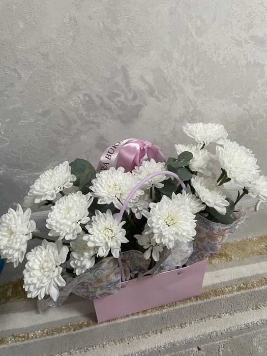 Букетик белых хризантем