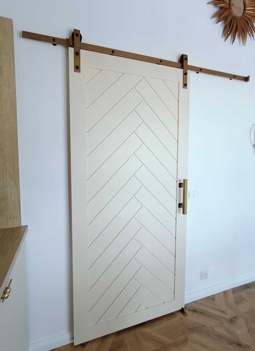 Ușă glisantă tip hambar (barn door), la comandă