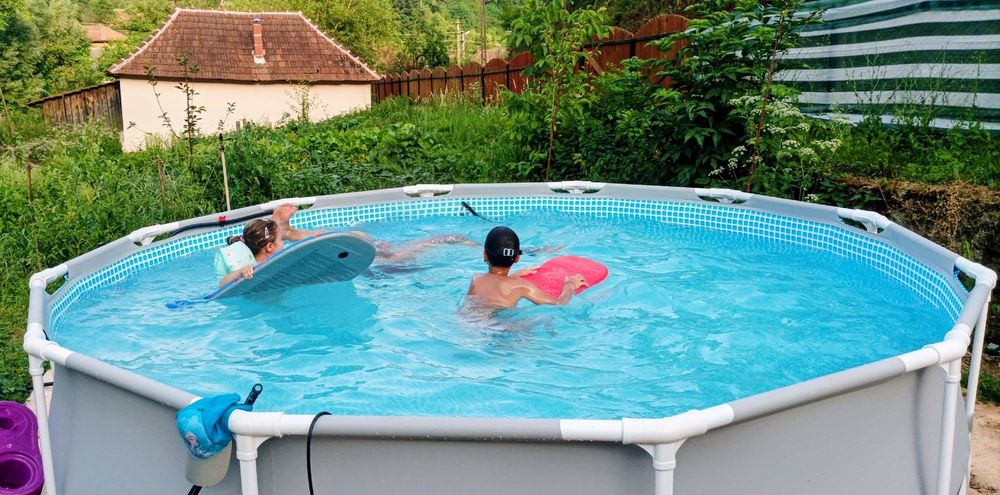 Casă la țară locuibila  cu piscină, natură , casa bătrânească langa Deva