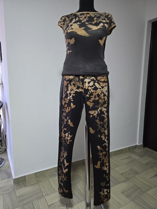 Pantaloni cu piele vegana si imprimeu deosebit cu auriu