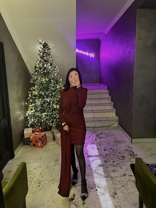 Нарядное бордовое платье