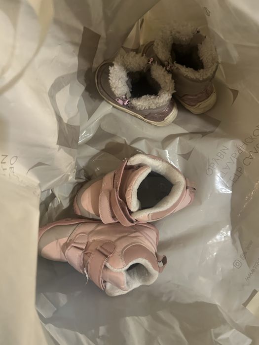 Отдам даром обувь.