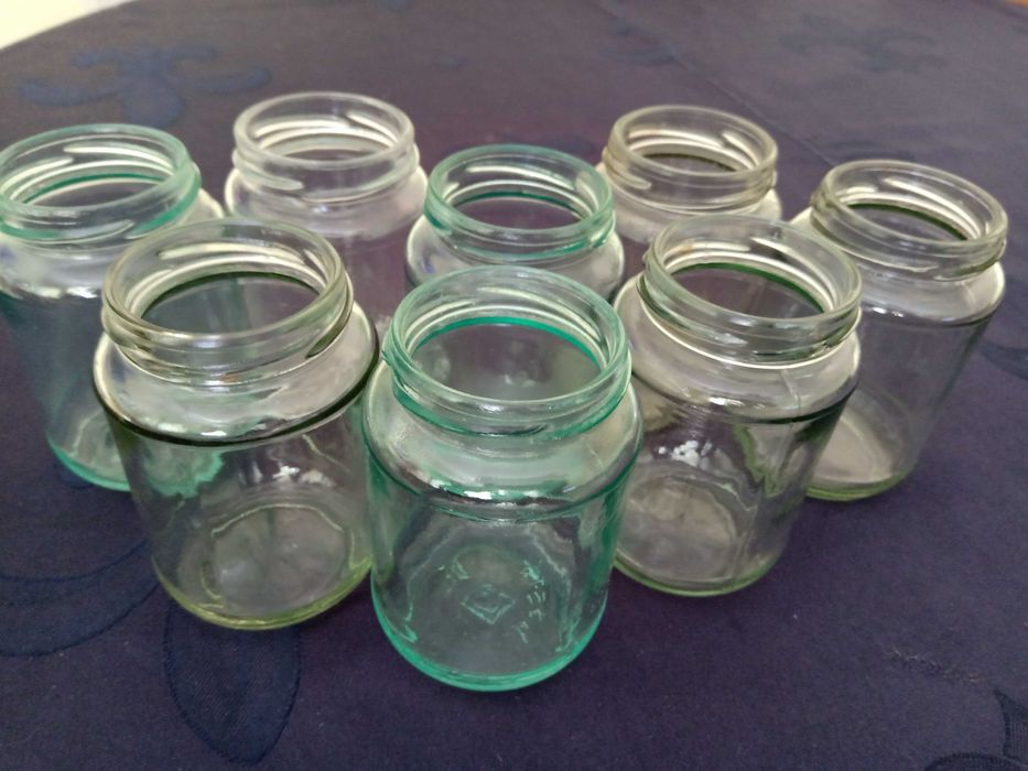 Бурканчета с винт от бебешки пюрета за детска кухня.