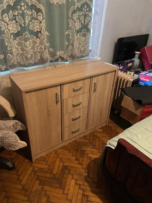 se vinde comodă, 2 noptiere și 4 scaune