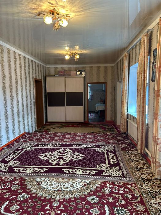 Қала орталығынан еңсесі биік жер үй сатылады.
