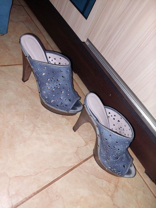 дамски чехли с отворени пръсти и дървен ток