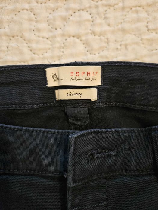 Дънки Esprit по тялото с ципове на крачолите