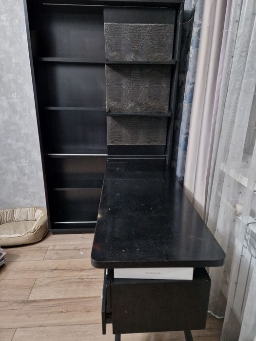 Продам шкаф со столом и стулом