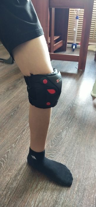 Роликовые коньки и комплект защиты.