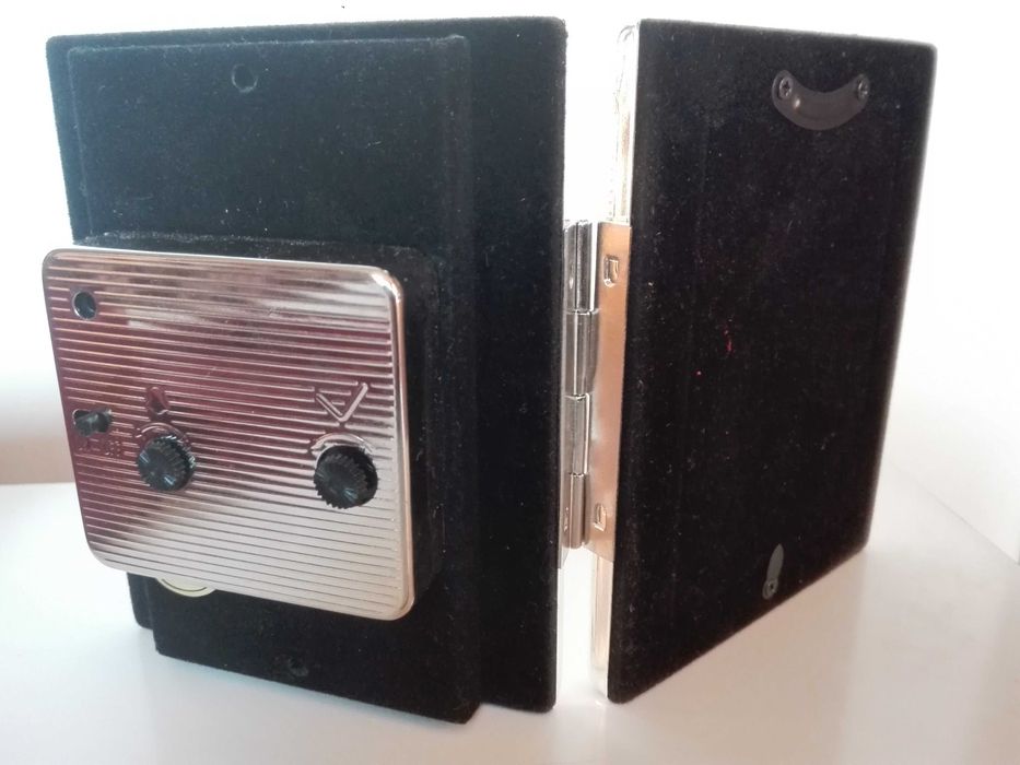 Настолен часовник и макет на часовникова кула.