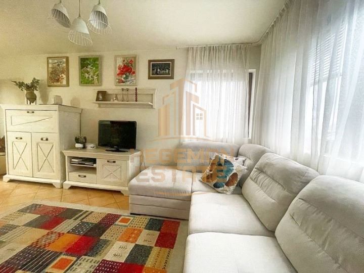 Продава се Двустаен апартамент в Варна, Център - 75 кв.м за 1904 €/кв.м - Снимка #1