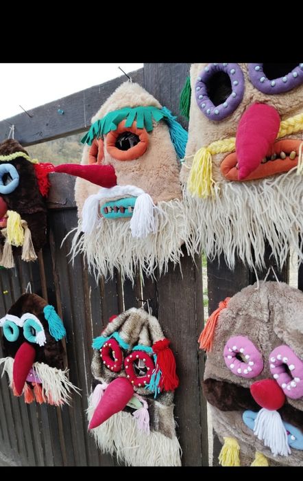 Costume tradiționale 100% bumbac , cusute manual