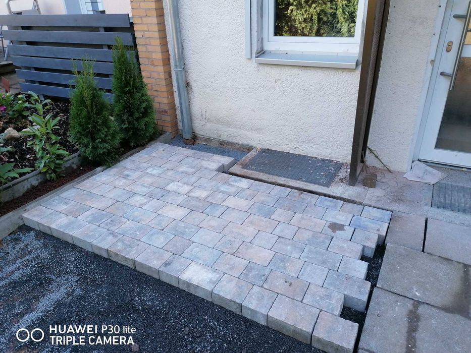 Услуги с Мини Багер и Самосвал ,Редене на павета ,Изкопи и Извозване