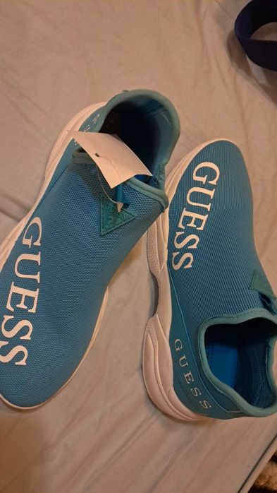 Дамски обувки GUESS – 50 €  GUESS, закупени от Англия . Много ефектен спортно-елегантен модел в синьо и бяло.  Варна