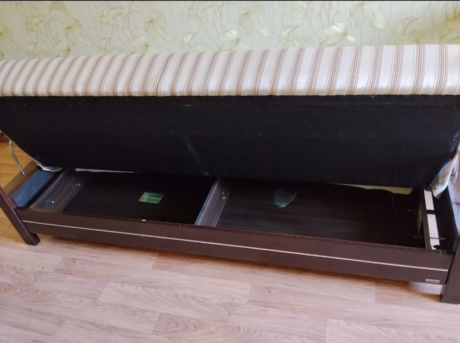 Продам диван в отличном состоянии.