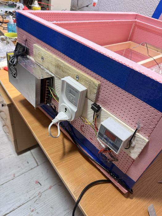 Инкубатор сотилади. Новый.