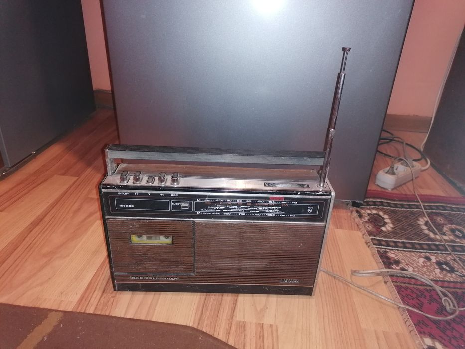 Vând radio casetofon vechi Philips