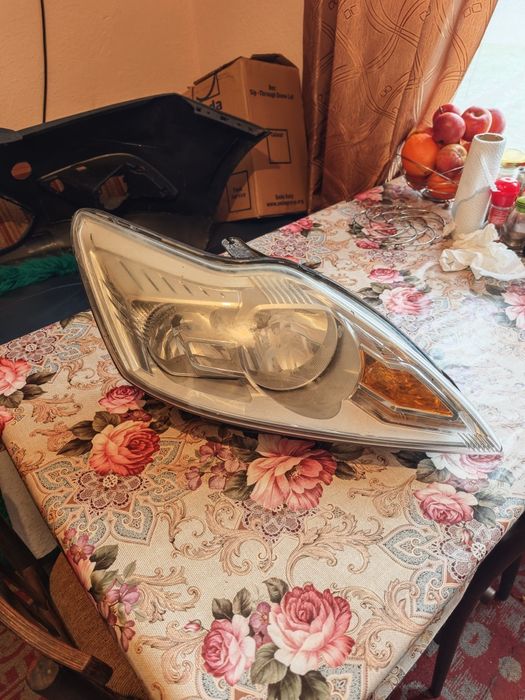 Продавам нова броня и нова маска и десен фар 2а употреба за Форд Фокус