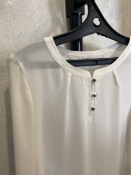 Продам блузку белую