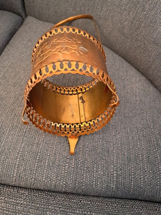 Помеднен съд с дръжка