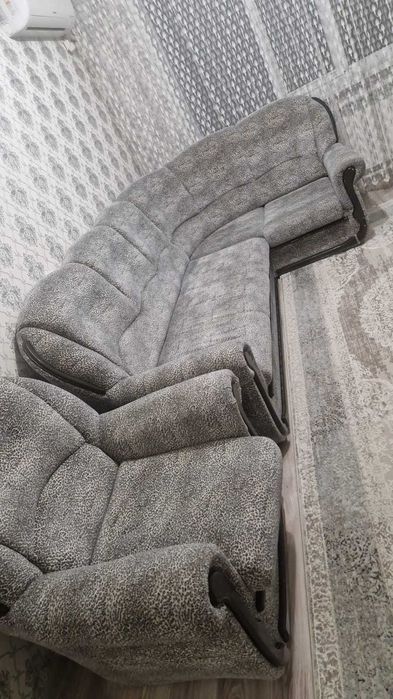 Продам угловой диван с креслом