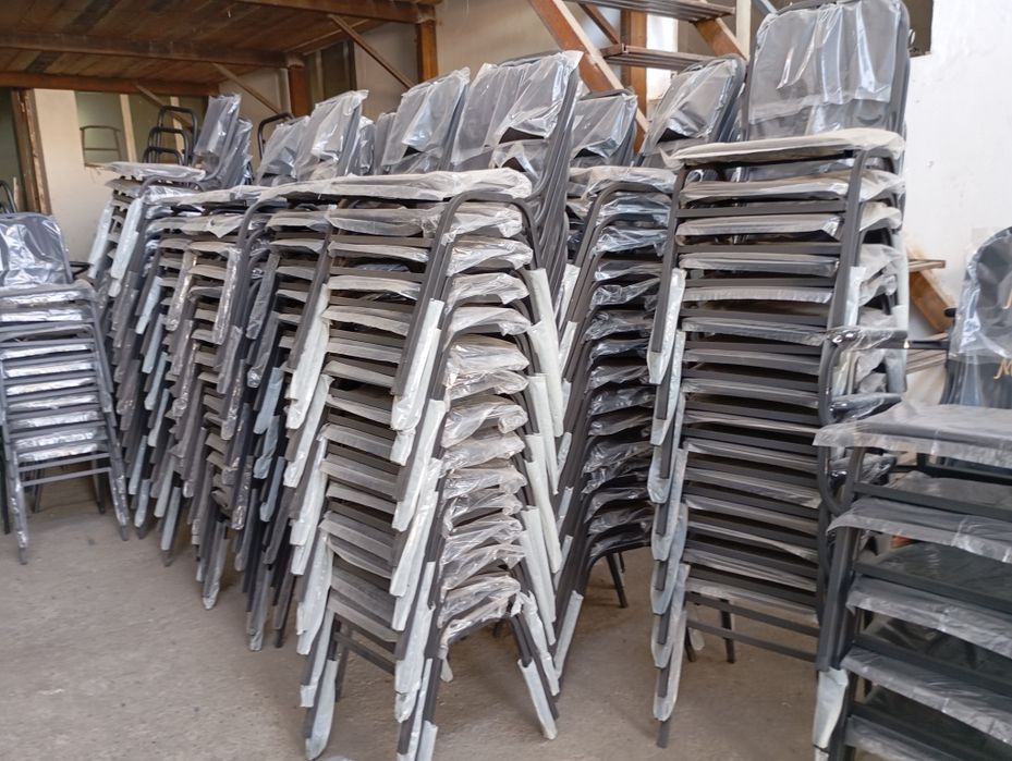 Парта. 600.000 имеются зал ожиданий диван. стулья. скамейки