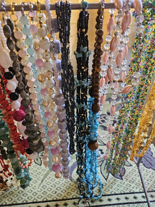 Чокеры, браслеты,  бусы,