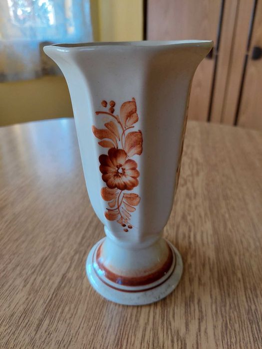 Керамична ваза в бяло и кафяво