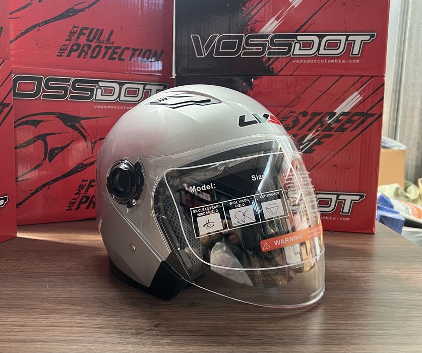 Каскa каски за мотор скутер с очила вградени