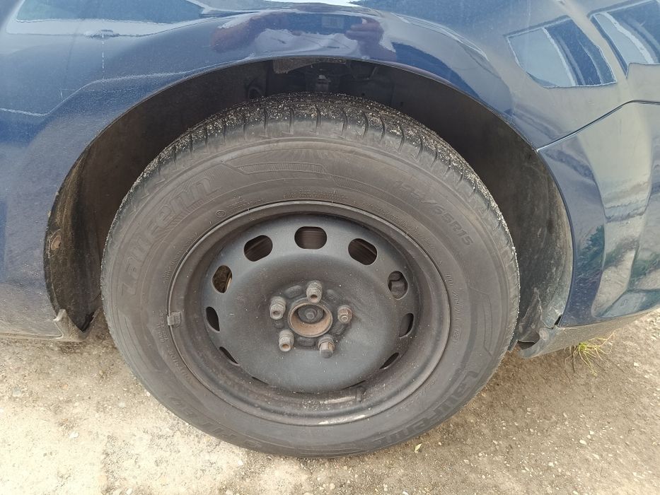 Vând geante de tabla pe 15 pt Ford focus cu tot cu cauciucuri de vară