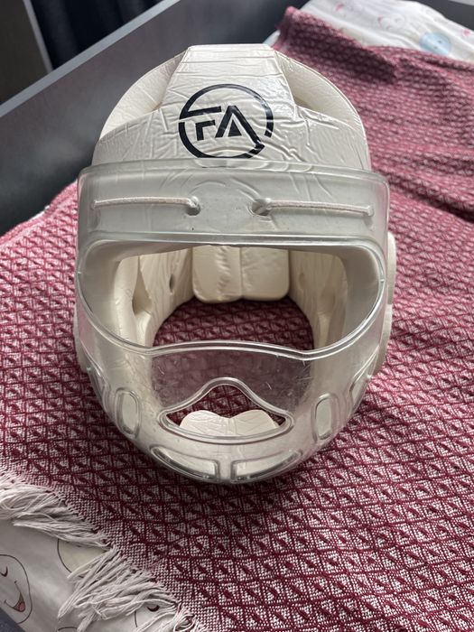 Шлема с забралом для каратэ