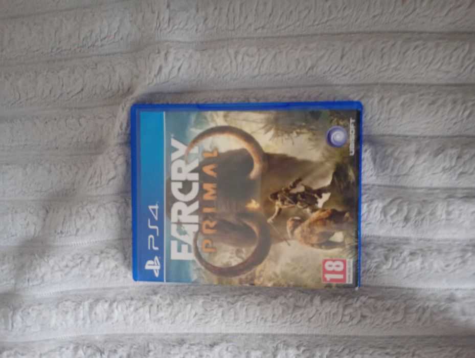 Ps4 1t като нов, със седем игра и два чойстика