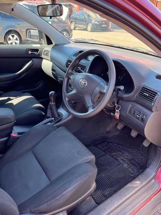 Toyota Avensis, 2004 година, бензин, в движение, цвят бордо