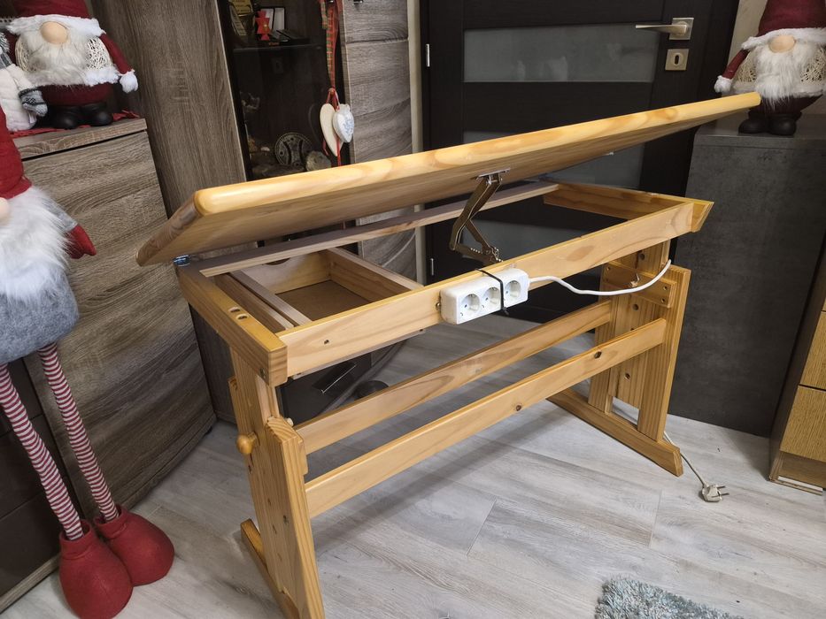 Дървено регулируемо бюро с повдигащ механизъм.