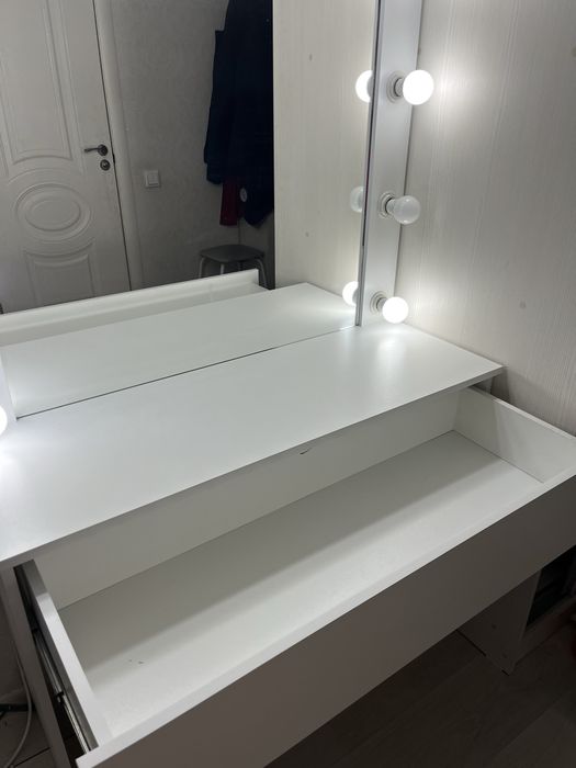 Гримёрный стол с зеркалом