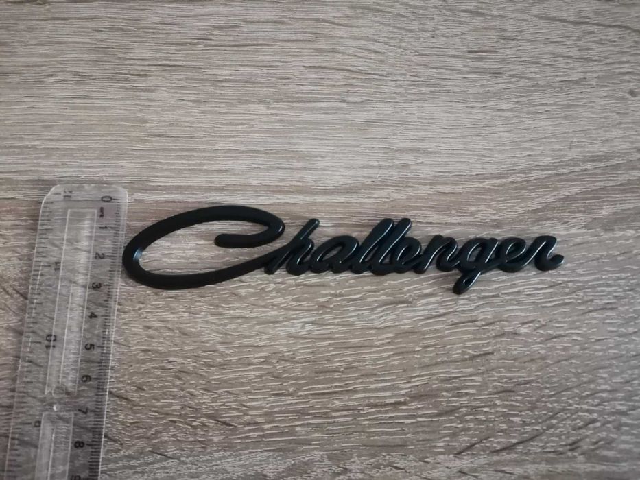 Dodge Challenger черна емблема стар стил