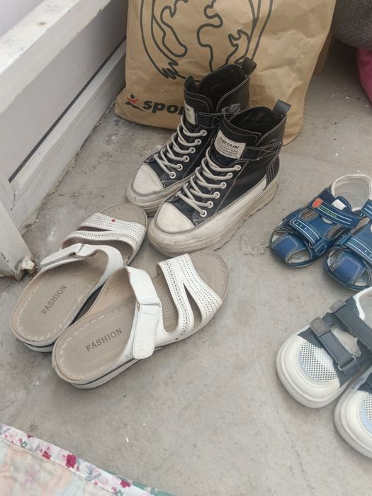 Отдам женскую обувь .