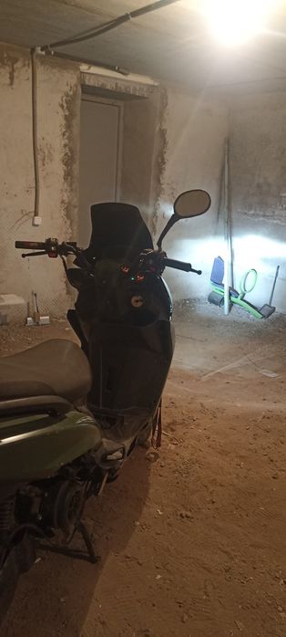 макси-скутер 180 см³