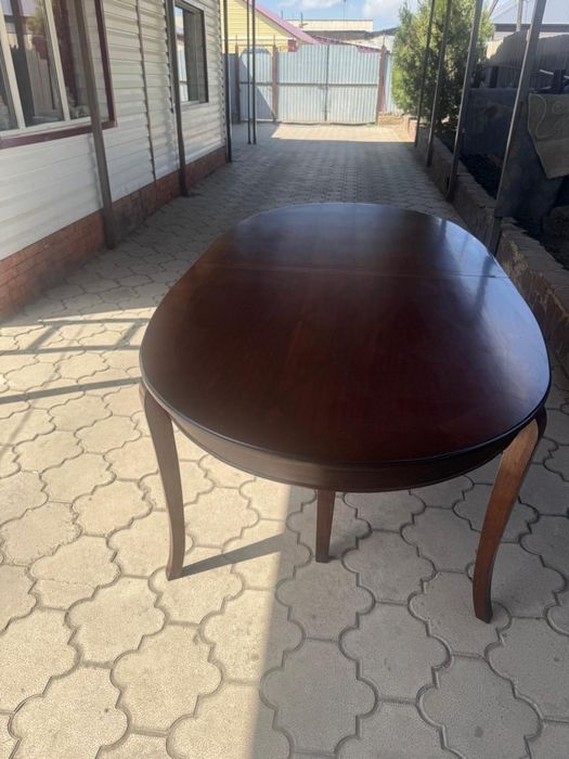 Стол для гостей.