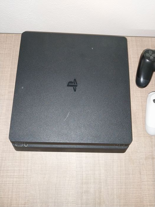 Vand ps4 cu 2 manete plus volan cu pedale mai multe detalii în privat