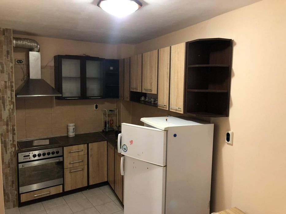 Тристаен, под наем, Център