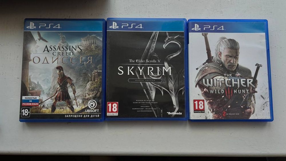 PlayStation 4 Pro 1TB (CUH-7108B) + 2 геймпада + Два кабеля + 3 игры